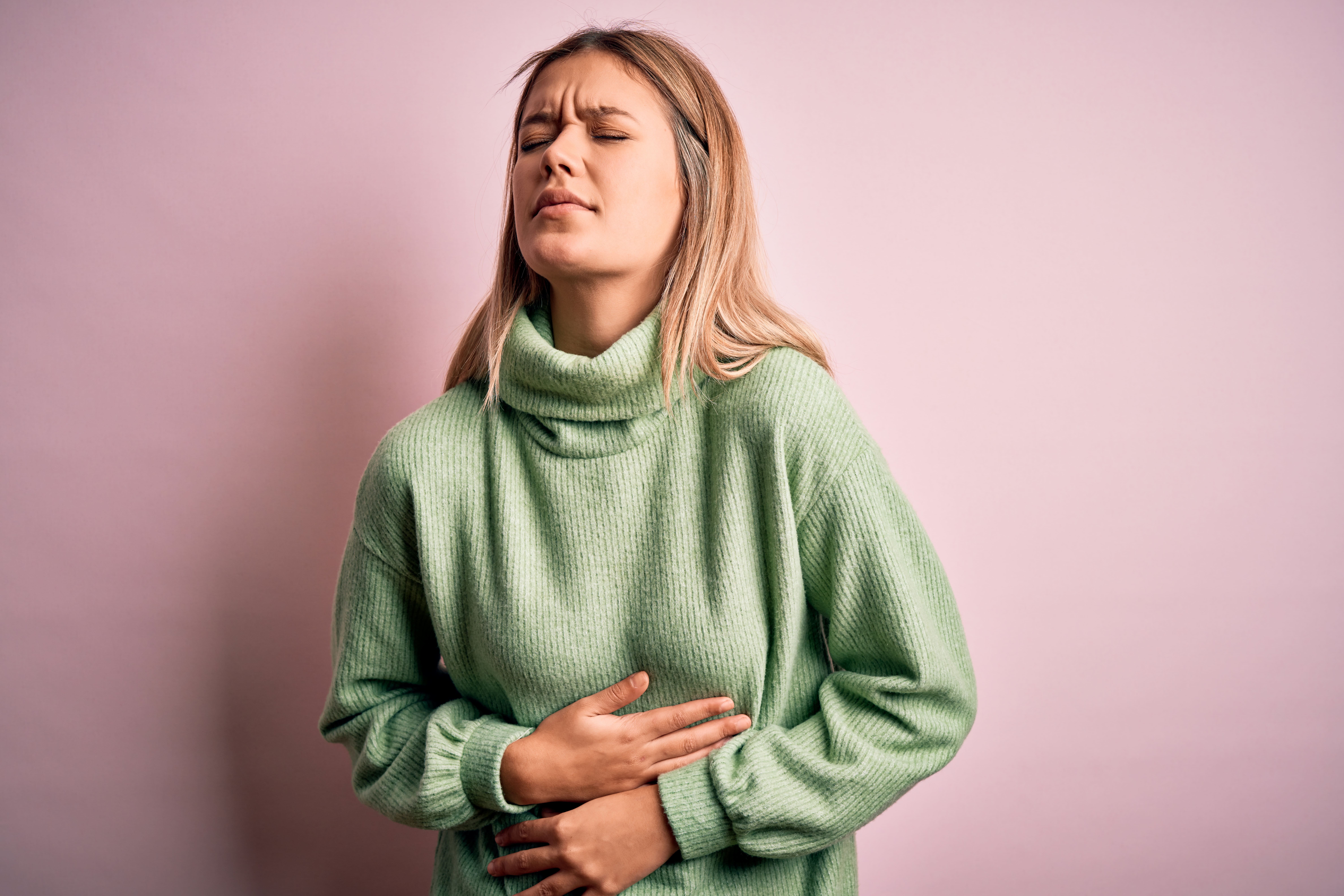 Hinchazón abdominal: causas, síntomas de alarma y cuándo consultar al médico