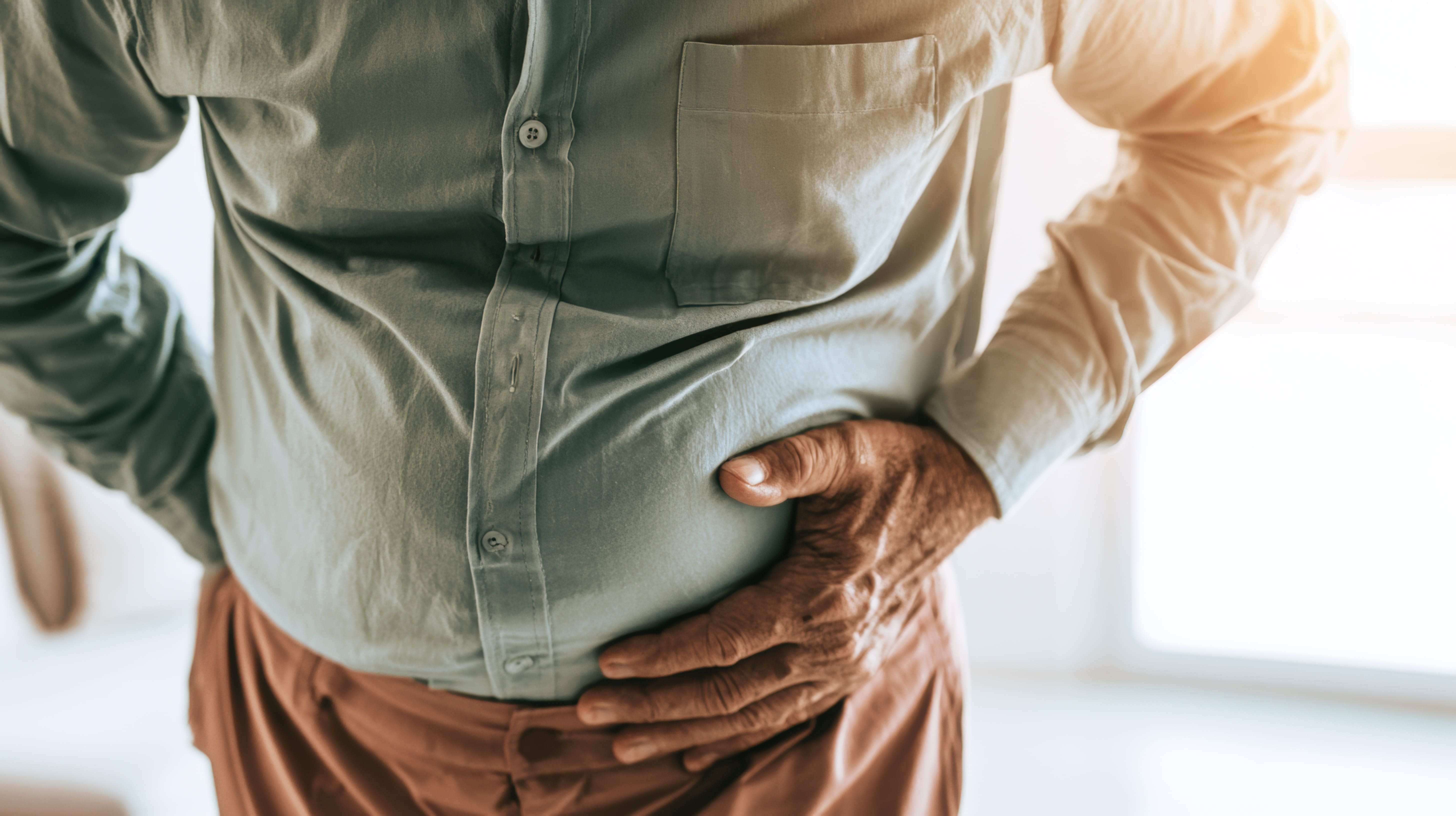 Infección de orina en hombres: síntomas y por qué también les afecta