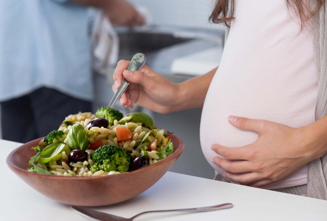 ¿Cómo debe ser la alimentación durante el embarazo?