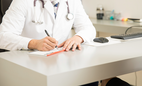 Mdico coordinando prescripcin de anlisis clnicos